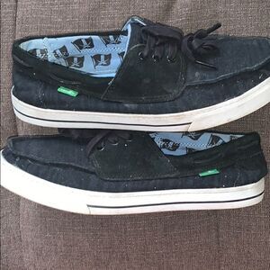 GUC MEN’S SIZE 8 BLACK SANUK BOAT-STYLE SHOES